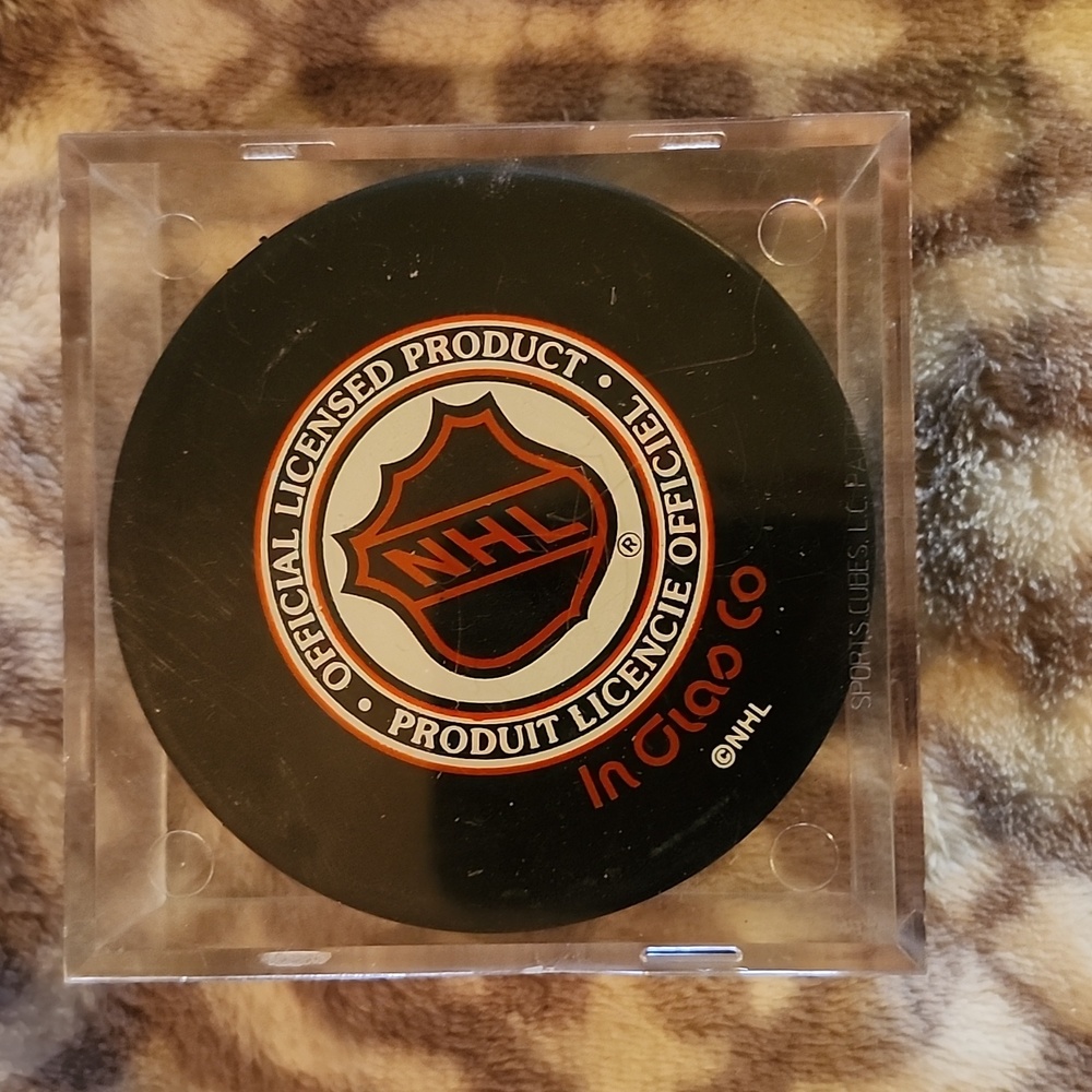 Collectors Hockey Puck 1999 Opening Night  Toronto vs. Montreal in case